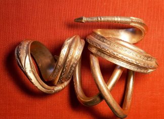 W trakcie poszukiwań na estońskiej wyspie znaleziono liczącą 1700 lat złotą bransoletę!