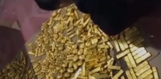 Chiny. 13 ton złota znaleziono w piwnicy byłego urzędnika! (FILM)