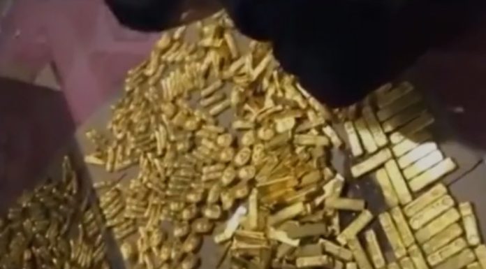 Chiny. 13 ton złota znaleziono w piwnicy byłego urzędnika! (FILM)