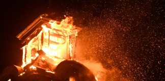 Płonie wieża kompleksu pałacowo-zamkowego w Żarach. To prawdopodobnie podpalenie!