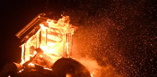 Płonie wieża kompleksu pałacowo-zamkowego w Żarach. To prawdopodobnie podpalenie!