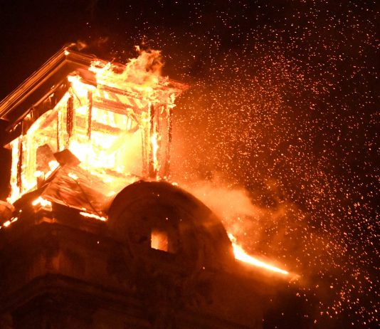 Płonie wieża kompleksu pałacowo-zamkowego w Żarach. To prawdopodobnie podpalenie!