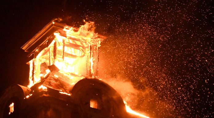 Płonie wieża kompleksu pałacowo-zamkowego w Żarach. To prawdopodobnie podpalenie!