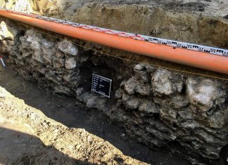 Sensacja archeologiczna w Krakowie. Odkryto kolejną bramę z czasów Kazimierza Wielkiego (GALERIA)