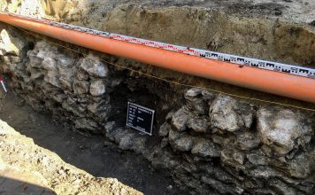 Sensacja archeologiczna w Krakowie. Odkryto kolejną bramę z czasów Kazimierza Wielkiego (GALERIA)