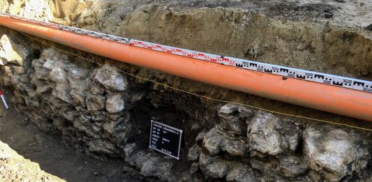 Sensacja archeologiczna w Krakowie. Odkryto kolejną bramę z czasów Kazimierza Wielkiego (GALERIA)