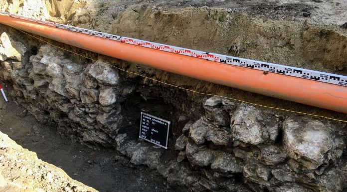 Sensacja archeologiczna w Krakowie. Odkryto kolejną bramę z czasów Kazimierza Wielkiego (GALERIA)