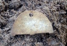 Połówka polskiego nieśmiertelnika… dane na nim nie zostały wybite – zostały wydrapane!