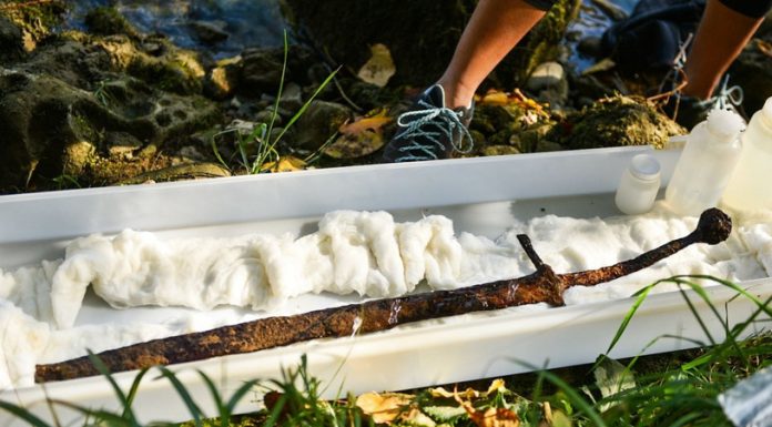 Bałkany. „Excalibur” znaleziony na dnie rzeki (GALERIA + FILM)