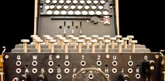 W Anglii odsłonięto tablicę poświęconą polskim kryptologom, którzy złamali Enigmę