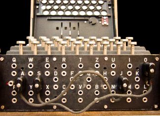 W Anglii odsłonięto tablicę poświęconą polskim kryptologom, którzy złamali Enigmę