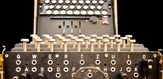 W Anglii odsłonięto tablicę poświęconą polskim kryptologom, którzy złamali Enigmę