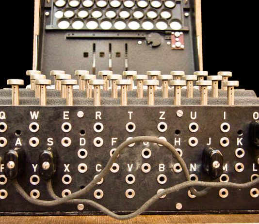 W Anglii odsłonięto tablicę poświęconą polskim kryptologom, którzy złamali Enigmę