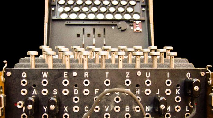 W Anglii odsłonięto tablicę poświęconą polskim kryptologom, którzy złamali Enigmę