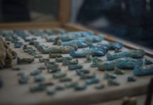 Egipska Sakkara wciąż zaskakuje. Odkryto skrzynie a w nich wiele ciekawych zabytków (GALERIA)