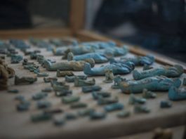 Egipska Sakkara wciąż zaskakuje. Odkryto skrzynie a w nich wiele ciekawych zabytków (GALERIA)