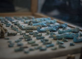 Egipska Sakkara wciąż zaskakuje. Odkryto skrzynie a w nich wiele ciekawych zabytków (GALERIA)