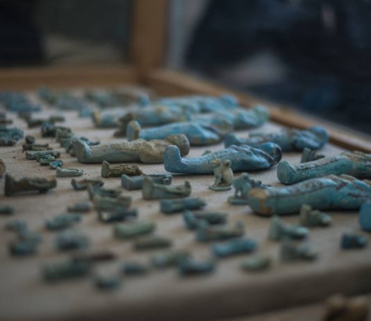 Egipska Sakkara wciąż zaskakuje. Odkryto skrzynie a w nich wiele ciekawych zabytków (GALERIA)