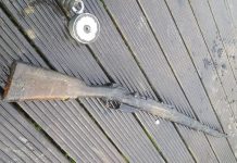 Przy pomocy magnesu neodymowego wyłowił karabin! (GALERIA)