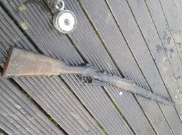 Przy pomocy magnesu neodymowego wyłowił karabin! (GALERIA)