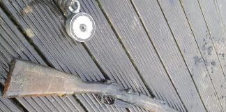 Przy pomocy magnesu neodymowego wyłowił karabin! (GALERIA)