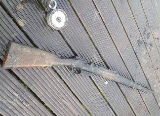 Przy pomocy magnesu neodymowego wyłowił karabin! (GALERIA)