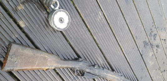 Przy pomocy magnesu neodymowego wyłowił karabin! (GALERIA)