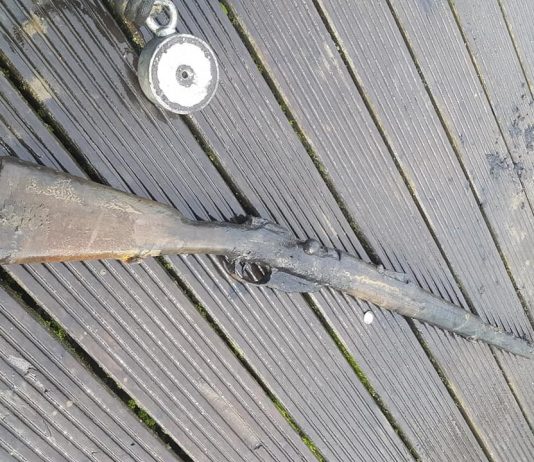 Przy pomocy magnesu neodymowego wyłowił karabin! (GALERIA)