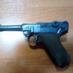 Budowlańcy burzyli dom, ze ściany wypadł słynny pistolet „Luger”
