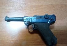 Budowlańcy burzyli dom, ze ściany wypadł słynny pistolet „Luger”