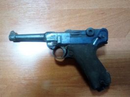 Budowlańcy burzyli dom, ze ściany wypadł słynny pistolet „Luger”