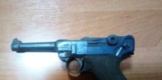 Budowlańcy burzyli dom, ze ściany wypadł słynny pistolet „Luger”