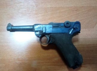 Budowlańcy burzyli dom, ze ściany wypadł słynny pistolet „Luger”