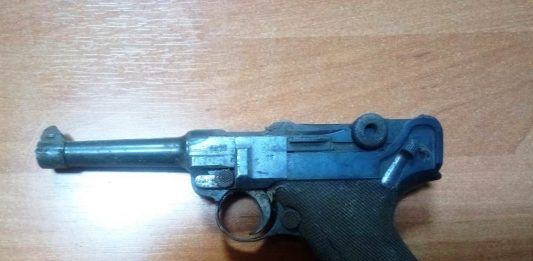 Budowlańcy burzyli dom, ze ściany wypadł słynny pistolet „Luger”