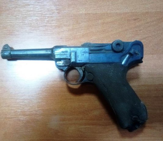 Budowlańcy burzyli dom, ze ściany wypadł słynny pistolet „Luger”