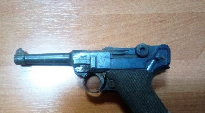 Budowlańcy burzyli dom, ze ściany wypadł słynny pistolet „Luger”