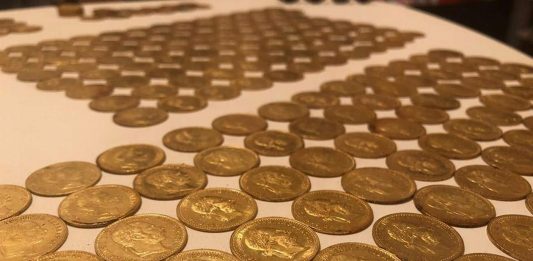 Skarb 234 złotych monet znalazł detektorysta w okopie z I Wojny Światowej (GALERIA)