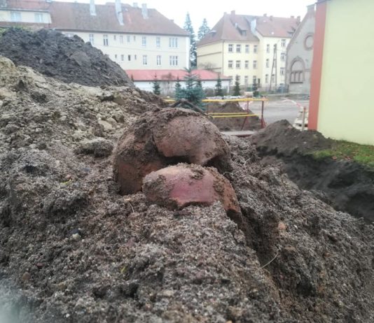 Bartoszyce. Rozkopali cmentarz – czaszki i kości na powierzchni… (GALERIA)