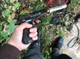 Wyłowili z rzeki magnesem pistolet z tłumikiem. Nie uwierzycie co z nim zrobili…