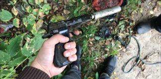 Wyłowili z rzeki magnesem pistolet z tłumikiem. Nie uwierzycie co z nim zrobili…