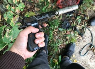 Wyłowili z rzeki magnesem pistolet z tłumikiem. Nie uwierzycie co z nim zrobili…