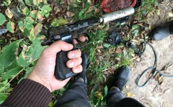 Wyłowili z rzeki magnesem pistolet z tłumikiem. Nie uwierzycie co z nim zrobili…