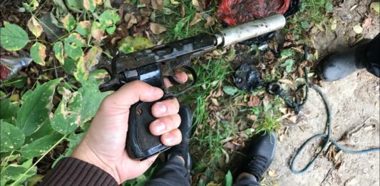 Wyłowili z rzeki magnesem pistolet z tłumikiem. Nie uwierzycie co z nim zrobili…