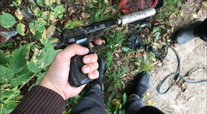 Wyłowili z rzeki magnesem pistolet z tłumikiem. Nie uwierzycie co z nim zrobili…