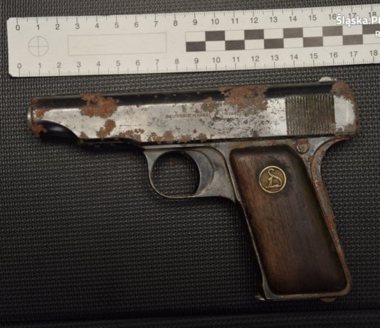 Pistolet Ortgies 7,65 mm znaleźli budowlańcy w trakcie rozbiórki domu