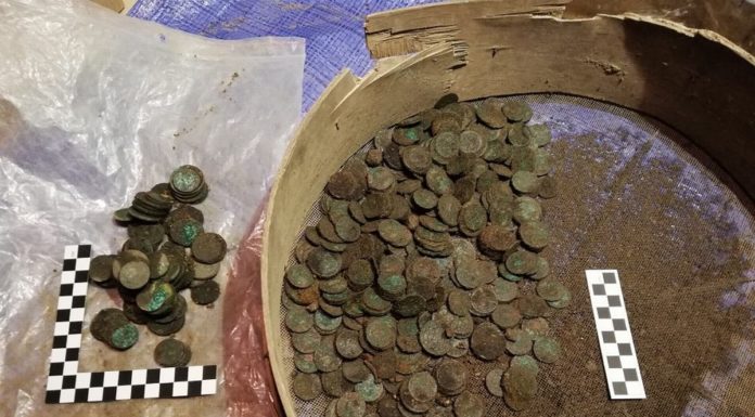 Skarb zawierający blisko 10 000 monet z XVIII wieku odkryto w Krakowie
