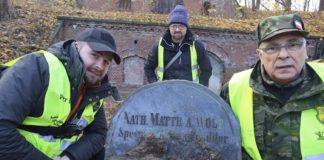 Poszukiwacze odnaleźli grób lekarza, astronoma Mateusza Nataniela Wolfa (FILM)