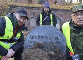 Poszukiwacze odnaleźli grób lekarza, astronoma Mateusza Nataniela Wolfa (FILM)