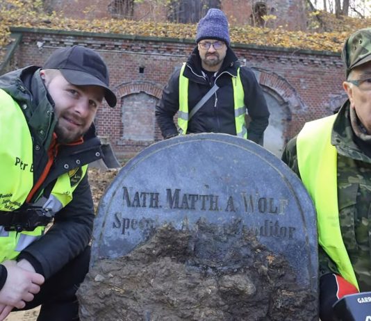 Poszukiwacze odnaleźli grób lekarza, astronoma Mateusza Nataniela Wolfa (FILM)