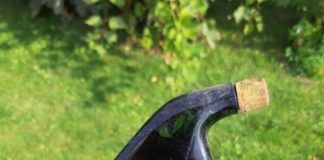 Kopał na podwórku i znalazł ciekawą buteleczkę po Rheumasn z 1936 roku